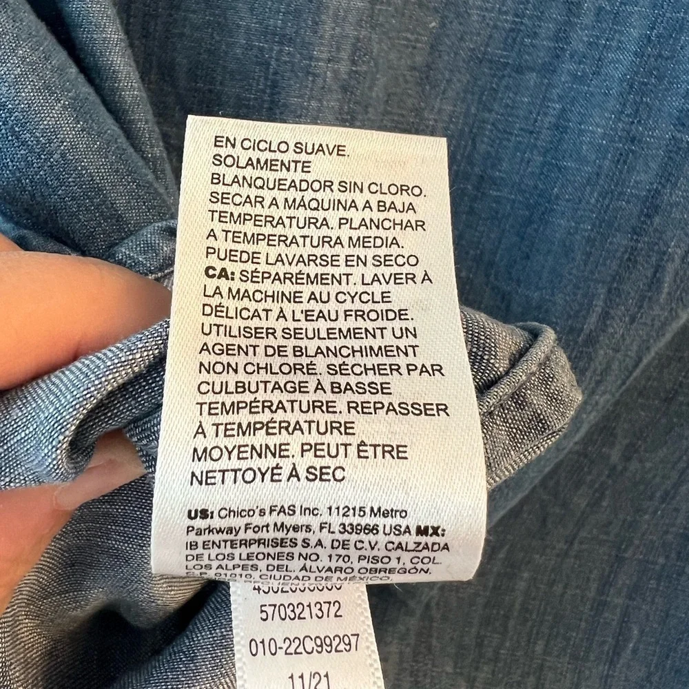 💕 Chico's Embroidered-Sleeve Top Denim Blue Size 0 - Picture 10 of 10